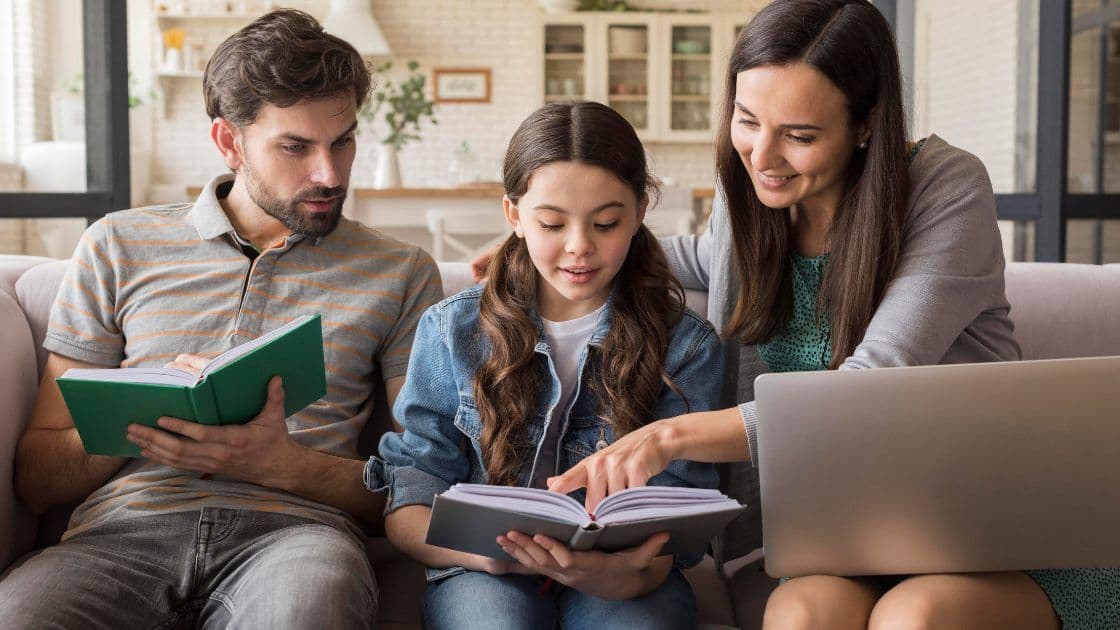 Familia estudiando junta en casa